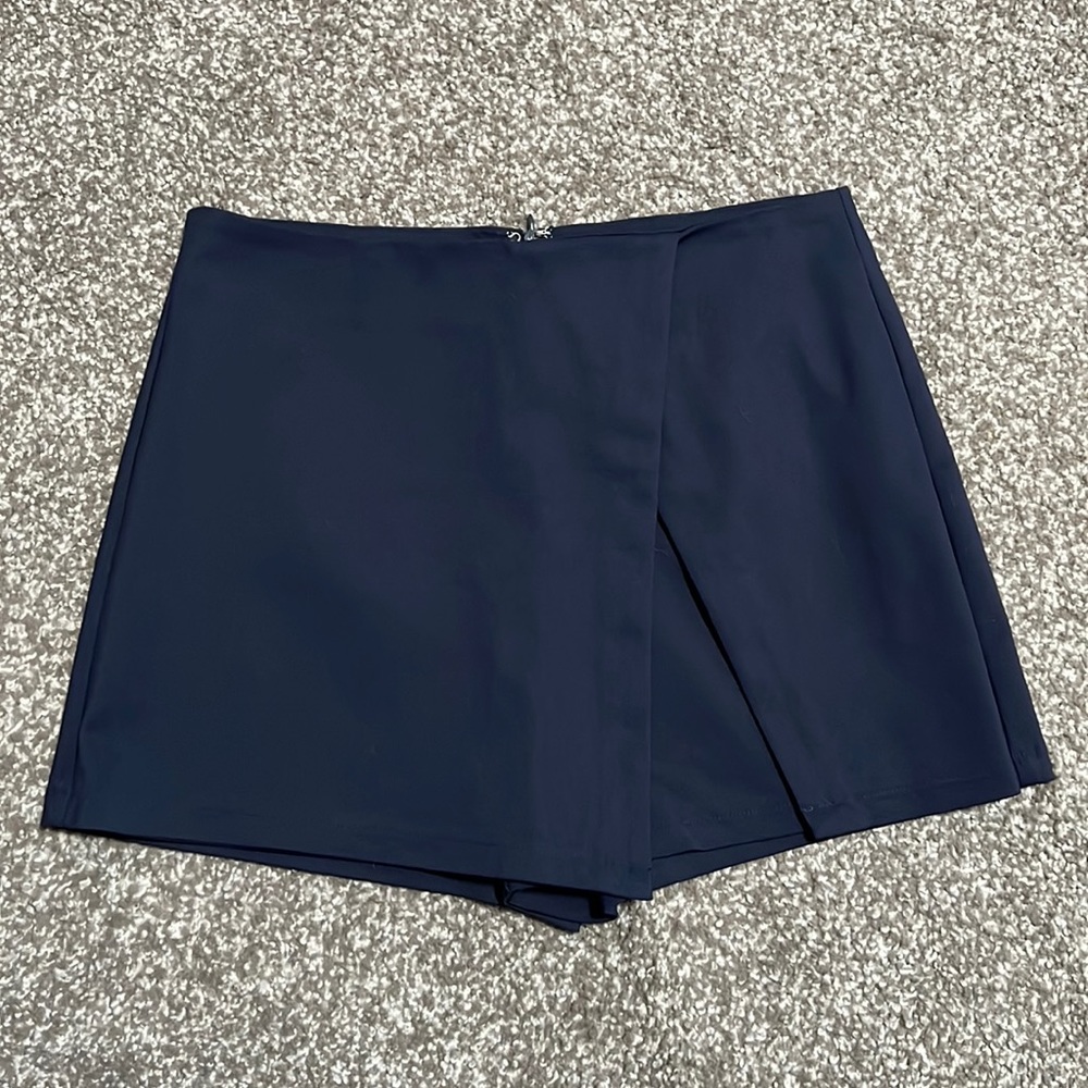 Gianni Bini Size Medium Navy Blue Skort Asymmetrical “Kaley” NWT
